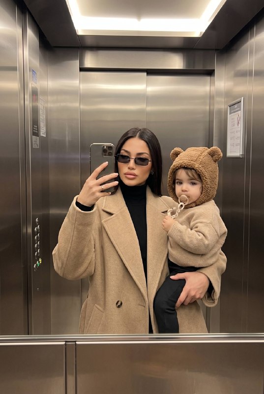 Elevator Selfie Меню создать изображение NANO BANANO...