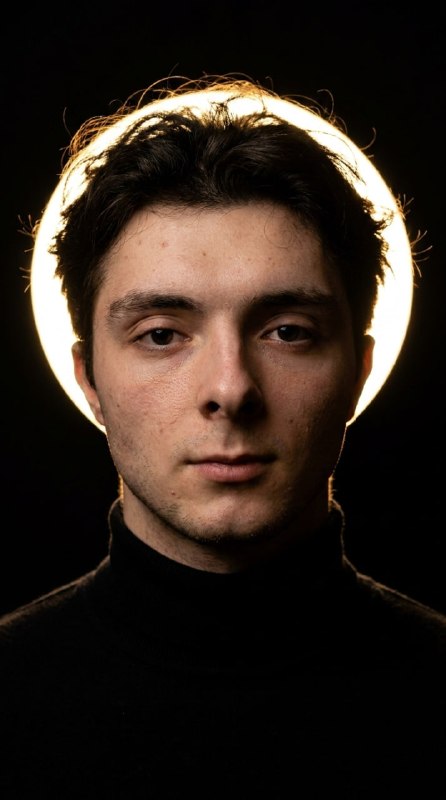 Фото с золотым свечениемГенерируем фото студийного качества...