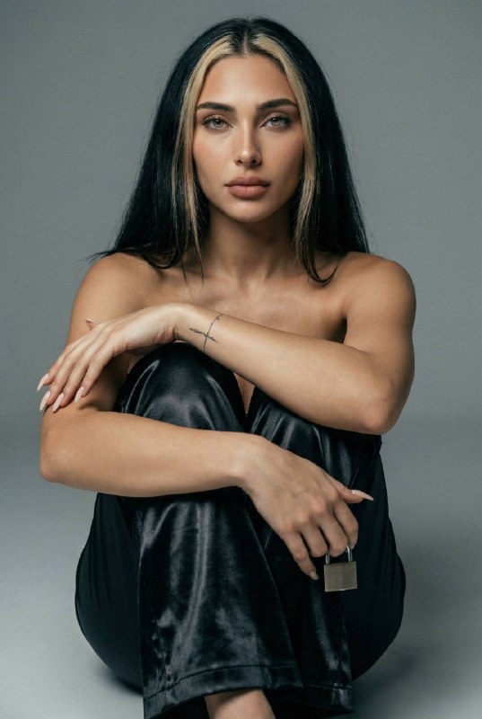 “сидящая девушка в кадре по колени поза:...