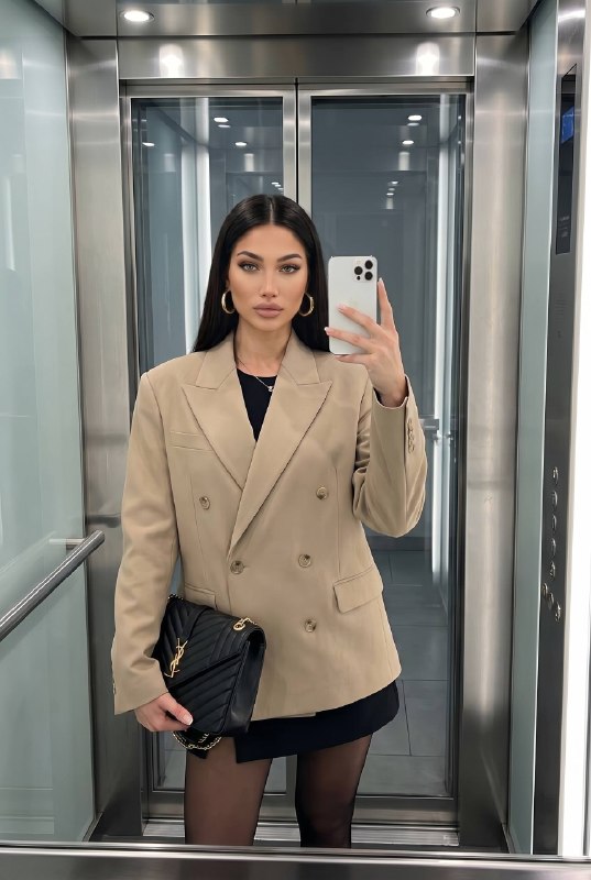 Elevator Chic Меню создать изображение NANO BANANO...