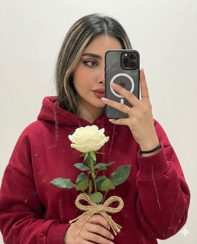 چهره ی عکس رفرنس، بدون کوچک ترین...